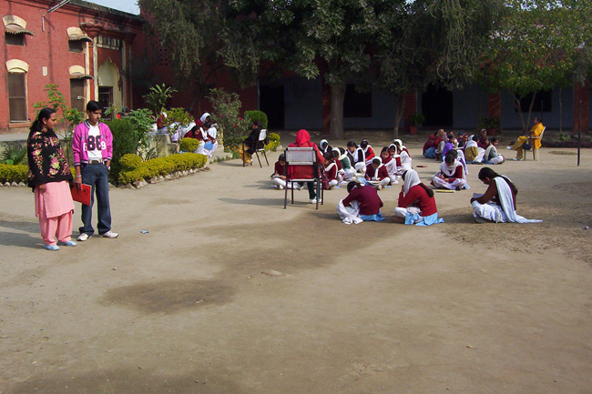SchülerInnen-sitzen-auf-dem-Boden